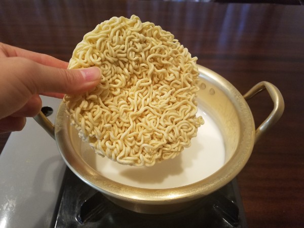 辛ラーメンアレンジレシピ 牛乳でマイルドに大変身 ちびかにの韓ブロ